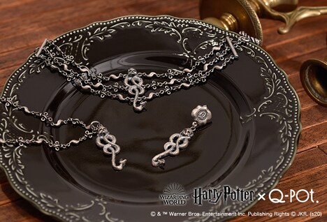 奥から時計回りに「Dark Mark Bracelet」（税込1万3200円）、「Pierce（1piece）」（税込6600円）、「Necklace」（税込1万1000円）。