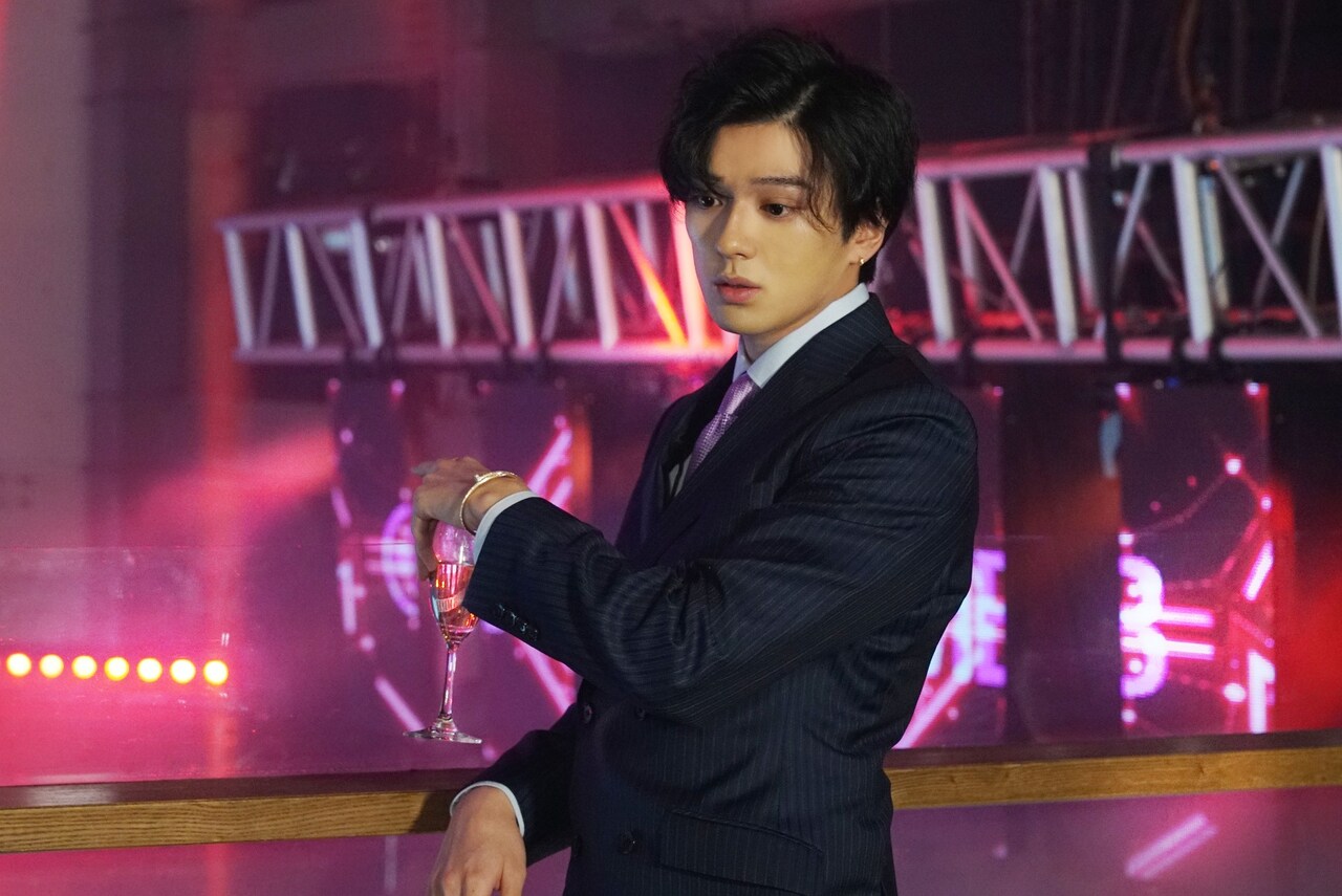 「とんかつDJアゲ太郎」より、新田真剣佑演じるVIPルームの客。