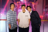 「とんかつDJアゲ太郎」メイキング写真。左から伊藤健太郎、北村匠海、新田真剣佑。