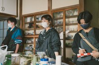 「シュシュシュの娘」に参加した学生ボランティアのスタッフたち。