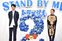 左から妻夫木聡、宮本信子。