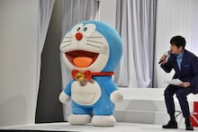 左からドラえもん、羽鳥慎一。