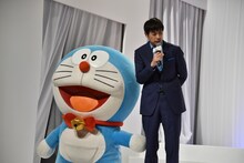 左からドラえもん、羽鳥慎一。