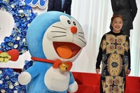 左からドラえもん、宮本信子。