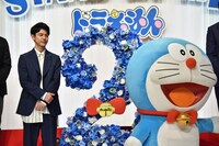 左から妻夫木聡、ドラえもん。