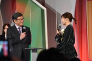 東京ドラマアウォード2020の授賞式の様子。左から司会の石坂浩二、伊藤沙莉。