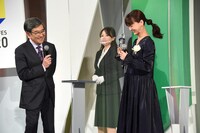 東京ドラマアウォード2020の授賞式の様子。左から石坂浩二、多部未華子。