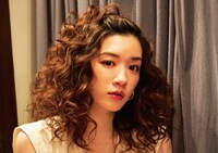 「永野芽郁オフィシャルカレンダー2021」特典フォトカードのイメージカット（イベント応募権付き商品）。