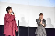 左から北村匠海、山本舞香。