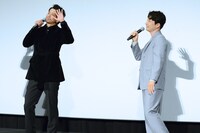 中継カメラに手を振る小栗旬（左）。