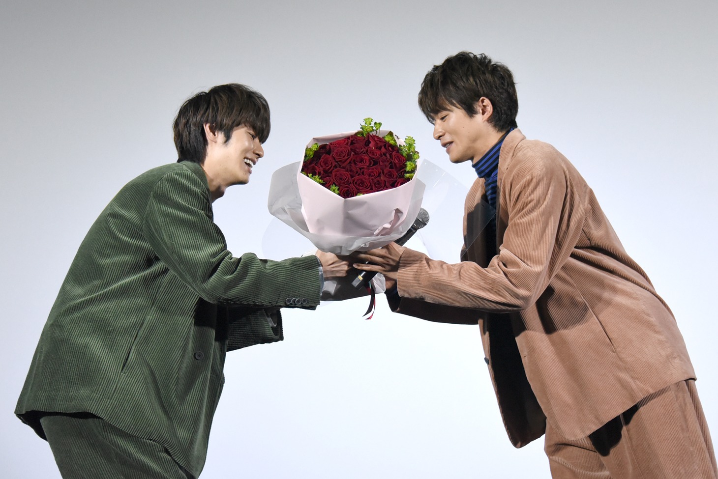白洲迅（右）に花束を手渡す楽駆（左）。