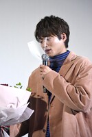 うれしそうに花束を見つめる白洲迅。