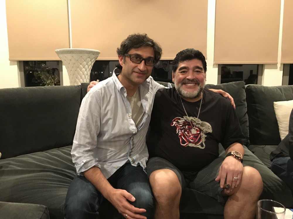 左からアシフ・カパディア、ディエゴ・アルマンド・マラドーナ。