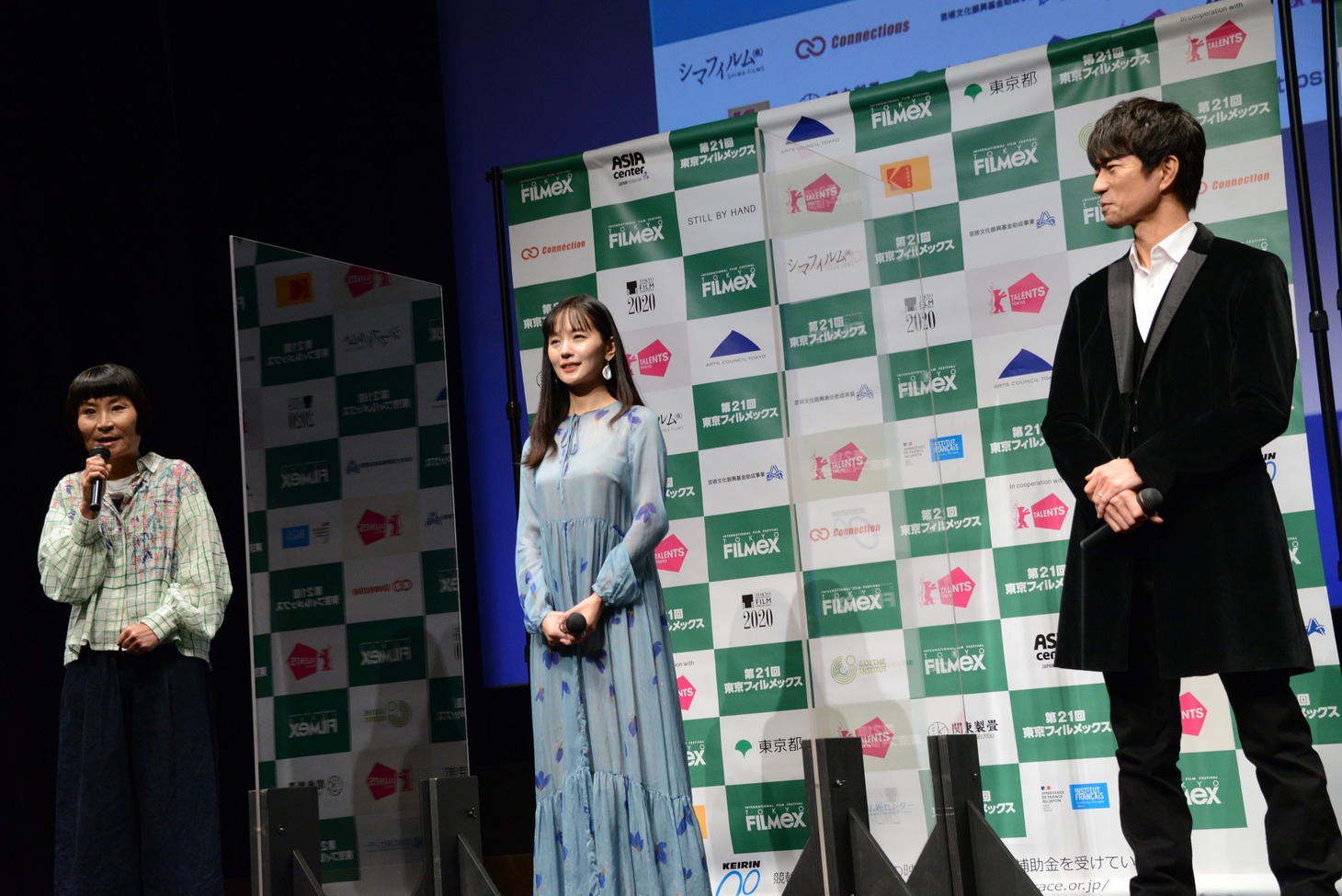 左から片桐はいり、中村ゆり、仲村トオル。