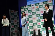 左から片桐はいり、中村ゆり、仲村トオル。