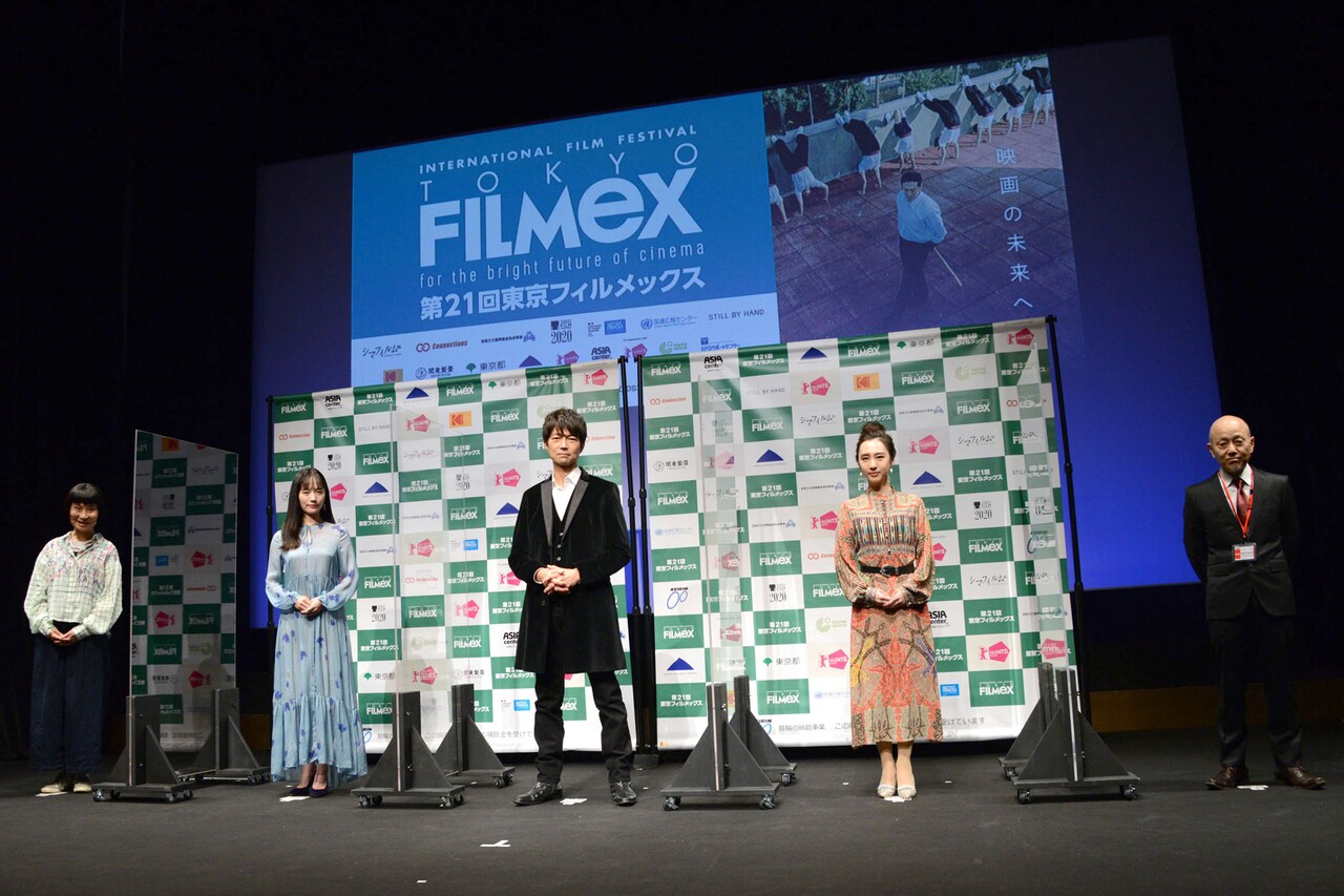 左から片桐はいり、中村ゆり、仲村トオル、杉野希妃、万田邦敏。