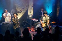 「461個のおべんとう」より、Ten 4 The Sunsのライブシーン。