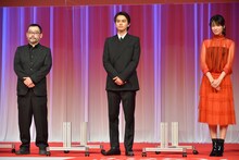第33回東京国際映画祭オープニングセレモニーの様子。左から武正晴、北村匠海、瀧内公美。