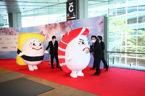 スタッフに誘導されるたまごのさと（前列左）、おおとろやま（前列右）。