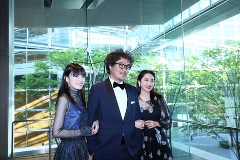 左から優希美青、三木康一郎、平祐奈。