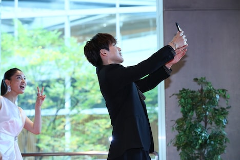 自撮りをするNAOTO（右）と土屋太鳳（左）。