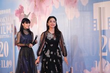 平祐奈（右）と優希美青（左）。