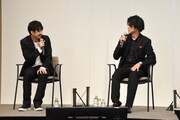 左から松本寛也、鈴木勝大。