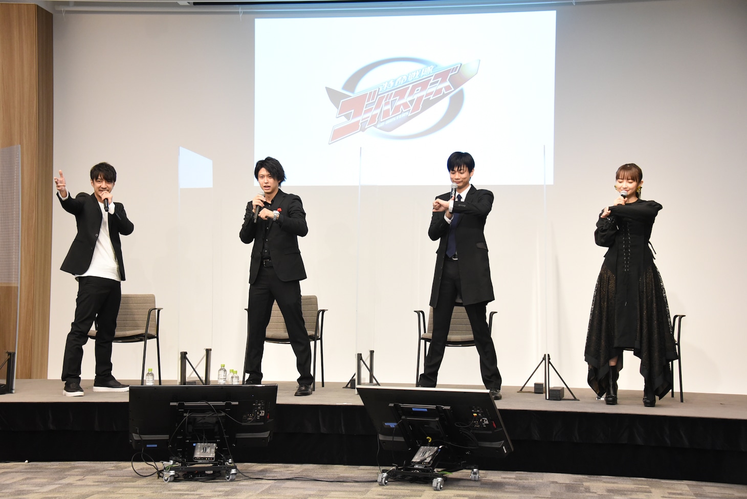 変身シーンを再現するキャストたち。