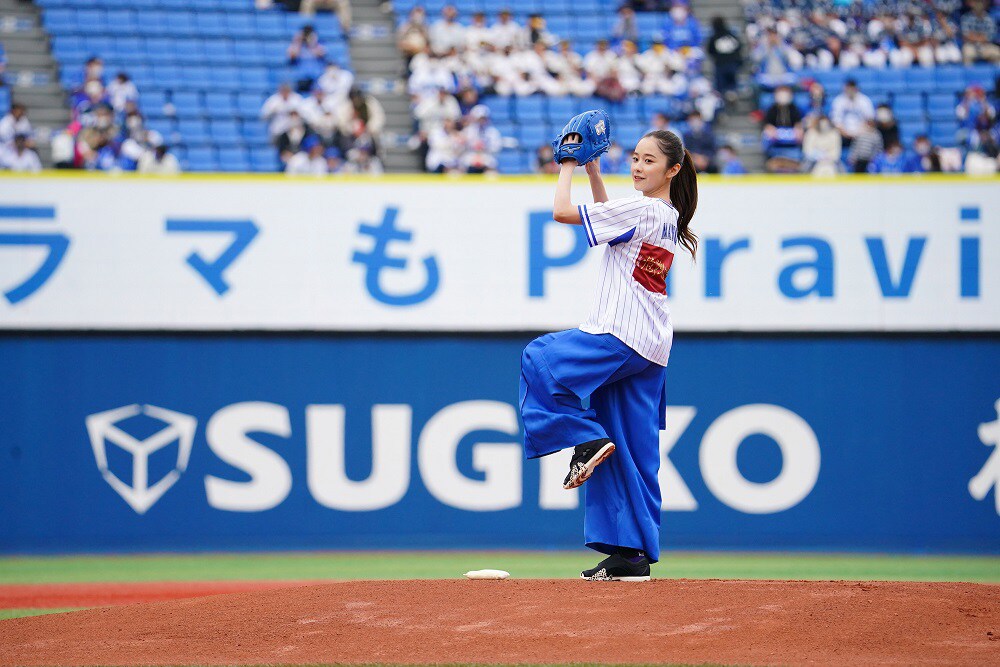 堀田真由がベイスターズ対タイガースの始球式に登板、「危険なビーナス」をアピール