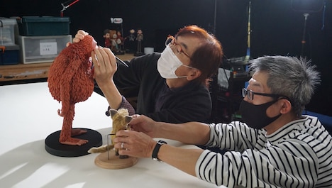 パペットの表情やポージングを調整する峰岸裕和（左）と八代健志（右）。