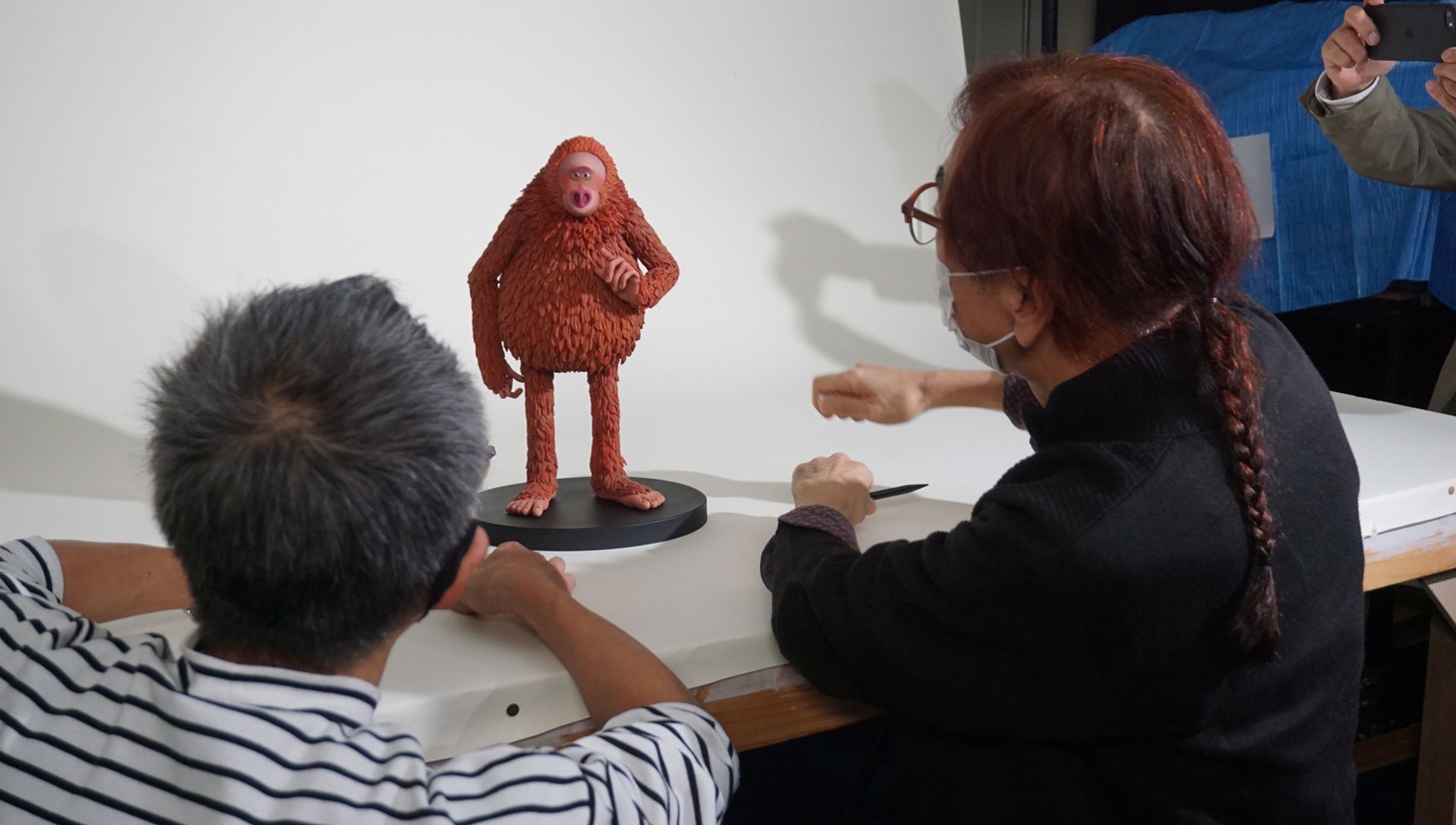 パペットを調整する八代健志（左）と峰岸裕和（右）。