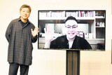 「『アジア交流ラウンジ』ホアン・シー × 是枝裕和」の様子。左から是枝裕和、オンラインで参加したホアン・シー。