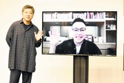 「『アジア交流ラウンジ』ホアン・シー × 是枝裕和」の様子。左から是枝裕和、オンラインで参加したホアン・シー。
