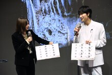 「走るのは得意か苦手か」「映画のネタバレはあり派かなし派か」の回答が一致せず見つめ合う綾野剛（右）と北川景子（左）。