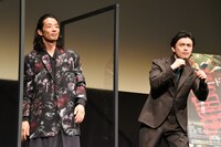 左から森山未來、ムービーカメラに向かっておどける勝地涼。