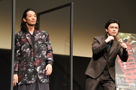 左から森山未來、ムービーカメラに向かっておどける勝地涼。