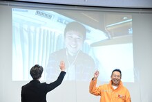 リモート参加した原田篤（スクリーン）。