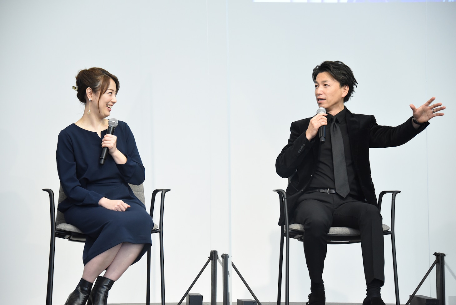 左から宮澤寿梨、前原一輝。