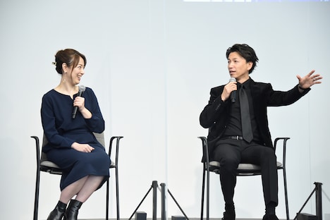 左から宮澤寿梨、前原一輝。