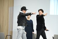 「星獣戦隊ギンガマン」の名乗りを教わる金子昇（左）。