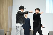 「星獣戦隊ギンガマン」の名乗りを教わる金子昇（左）。