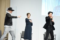 「星獣戦隊ギンガマン」の名乗りを披露する金子昇（左）、宮澤寿梨（中央）、前原一輝（右）。