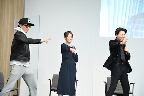 「星獣戦隊ギンガマン」の名乗りを披露する金子昇（左）、宮澤寿梨（中央）、前原一輝（右）。