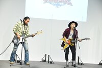 オープニング曲「魔法戦隊マジレンジャー」披露の様子。
