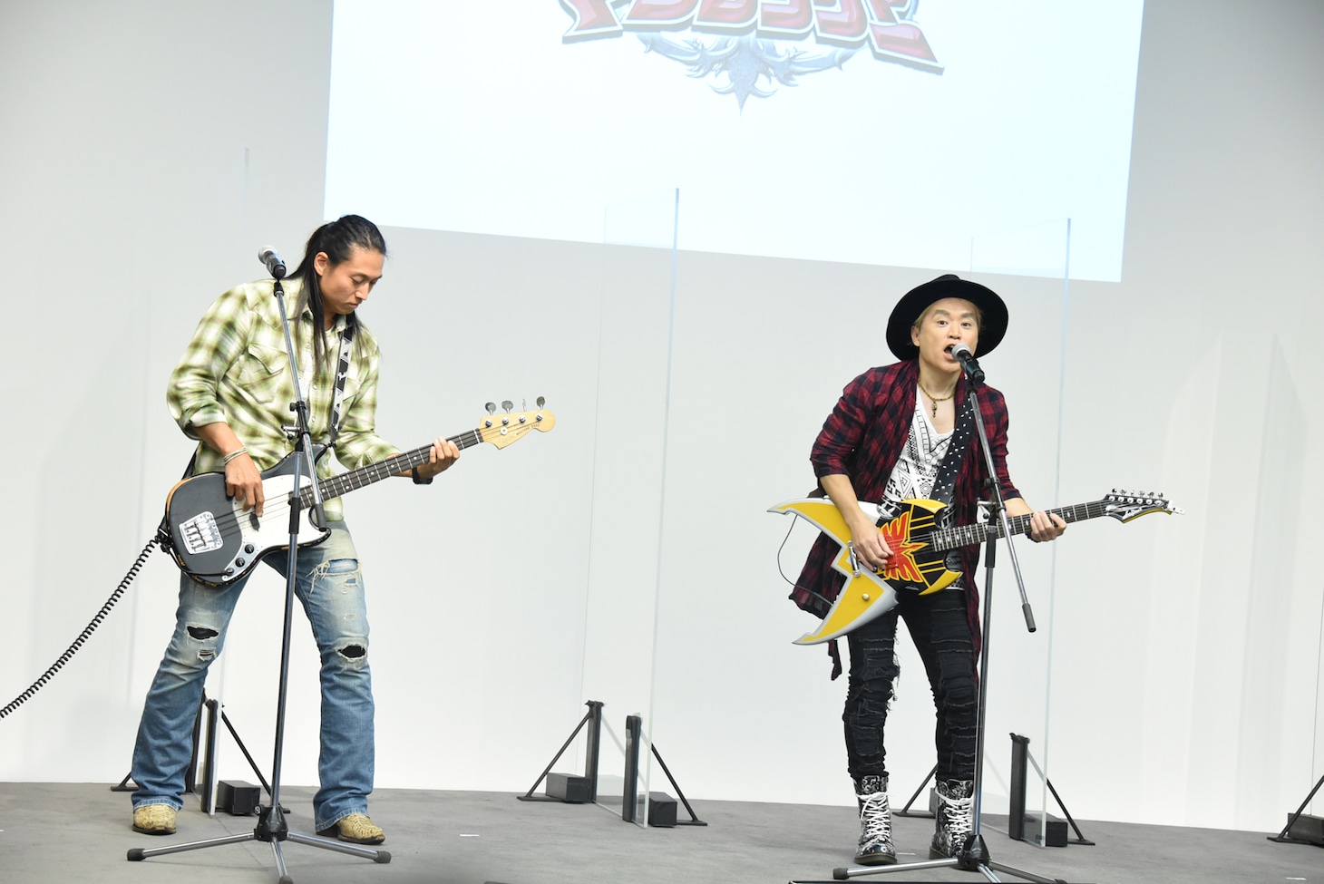 オープニング曲「魔法戦隊マジレンジャー」披露の様子。