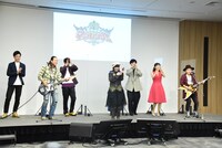 エンディング曲「呪文降臨～マジカル・フォース」披露の様子。