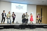 エンディング曲「呪文降臨～マジカル・フォース」披露の様子。