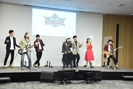 エンディング曲「呪文降臨～マジカル・フォース」披露の様子。