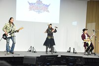 新曲「You're My Hero」披露の様子。