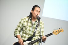 新曲「You're My Hero」を披露する伊藤友樹。